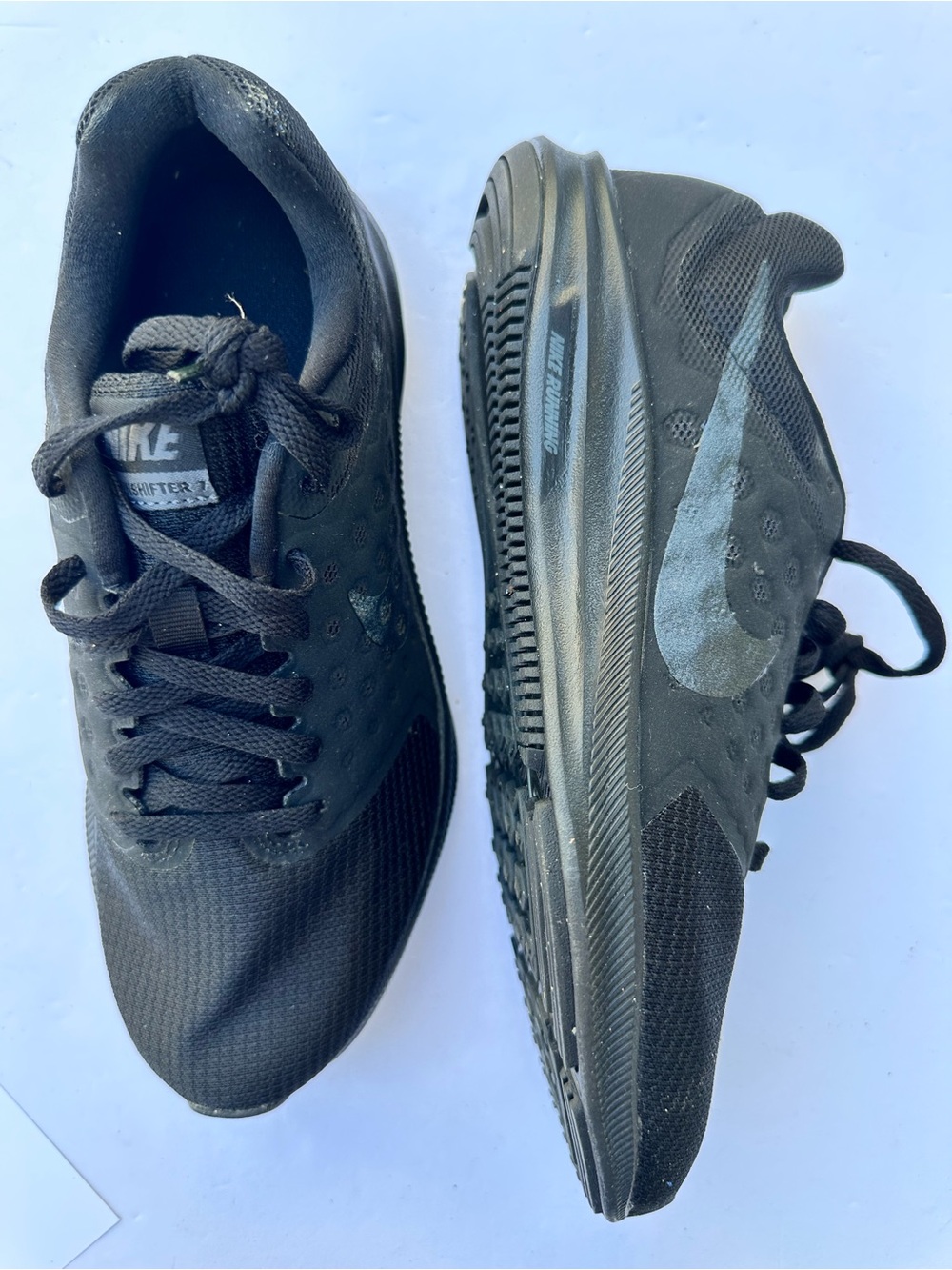 Nike Men’s Black Athletic Sneakers with Subtle Grey Swoosh